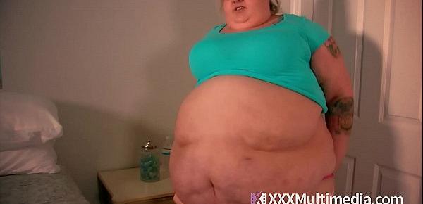  SSBBW Ivy Davenport Tries To Fit Her Big Belly in Her Shorts